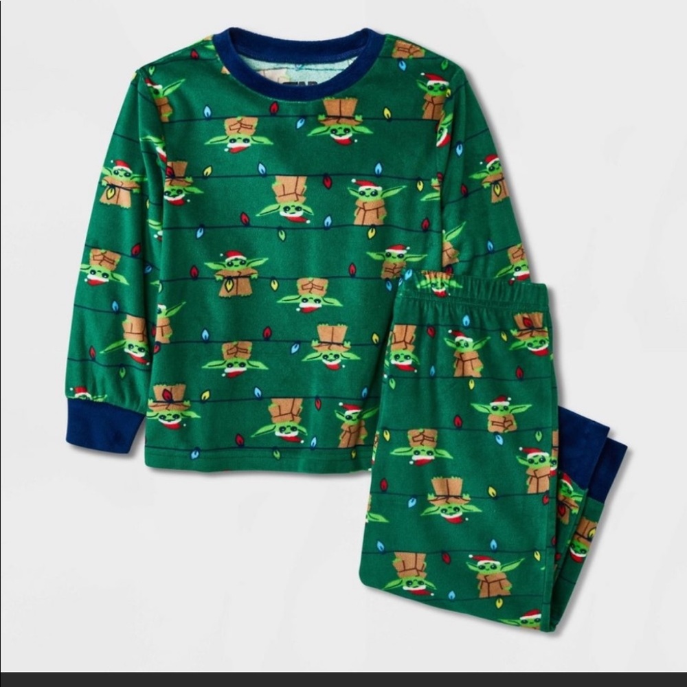 Toddler Boys' Star Wars Baby Yoda Christmas Pajama Set 2T used once